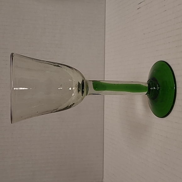 Set of 4 Handblown Green Stemmed Wine Glasses - Picture 5 of 16